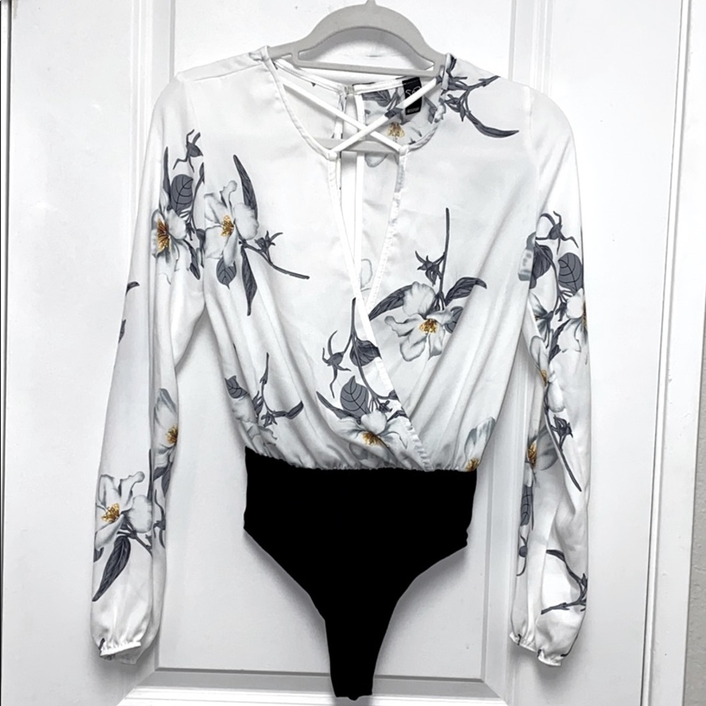 NICE CLASSY WHITE LILIES PLUNGE V NECK BODYSUIT!
